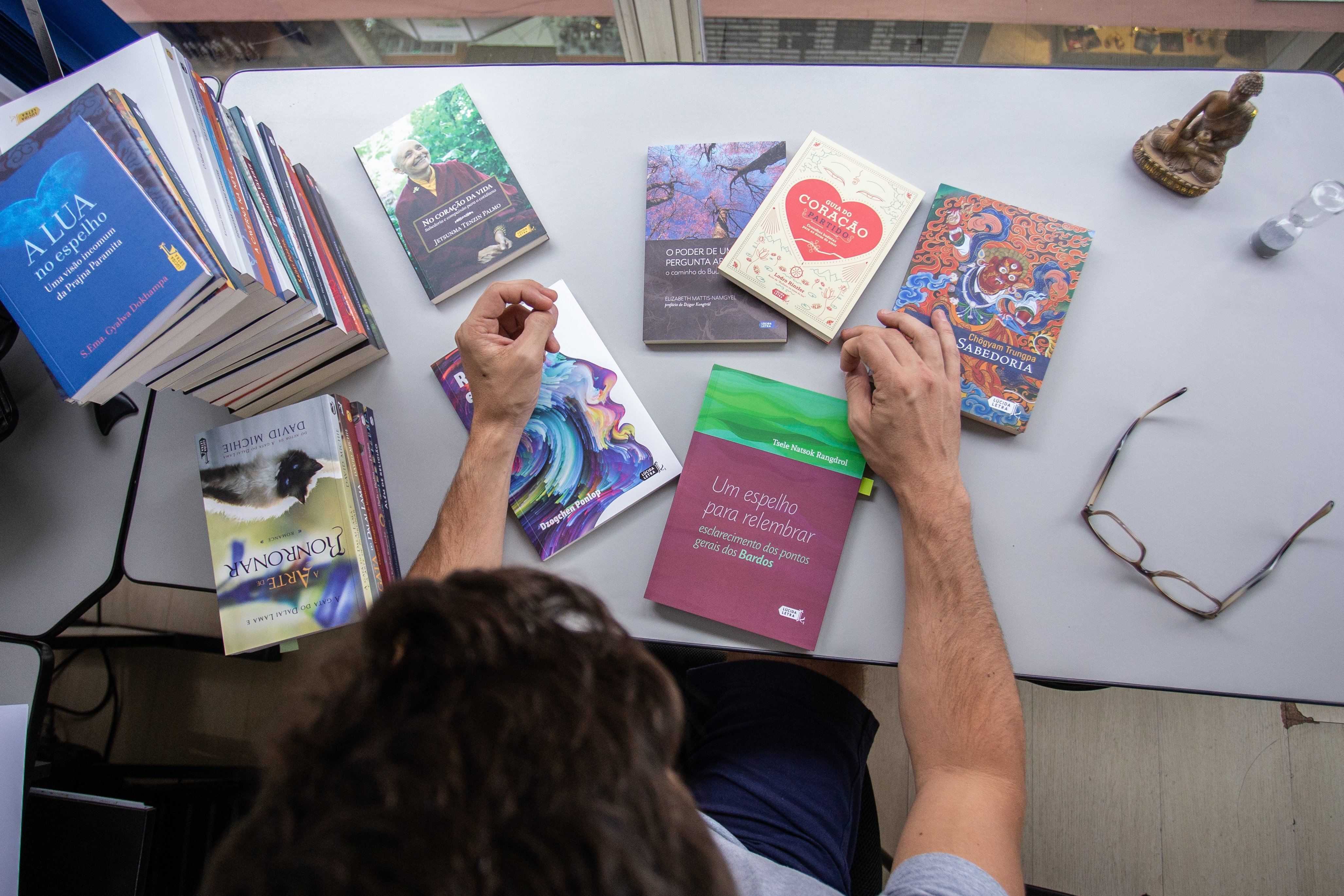 Mesa com livros da Lúcida Letra